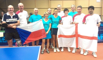 Seniorský tým 45 před utkáním s Angličany,v modrém zleva - Kolář, Hobzik, Vančuříková, Stupavský, Kottová, Kott